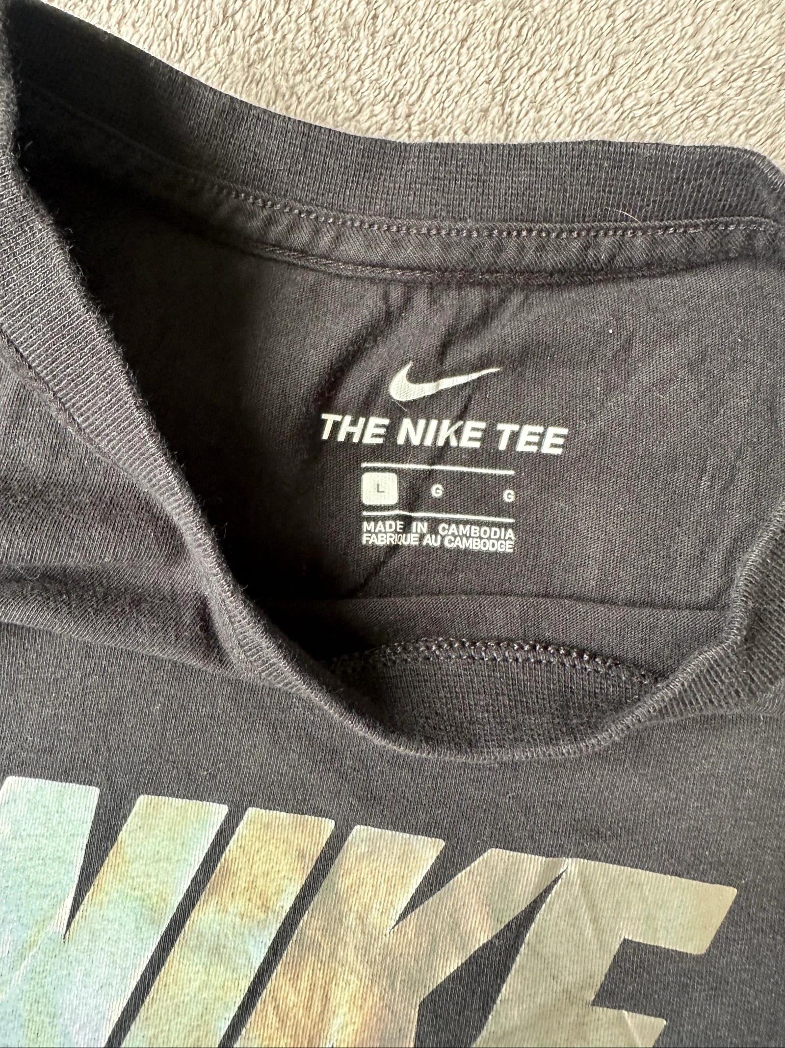 Camiseta Nike preta com logotipo frontal multicolor tamanho L – photo 2